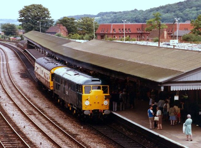 'The Wedding Belle' charter train at High Wycombe (photo by Mike Walker)