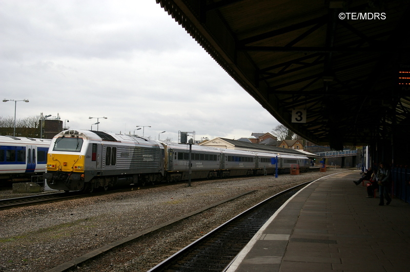 Full WSM-liveried set passing High Wycombe