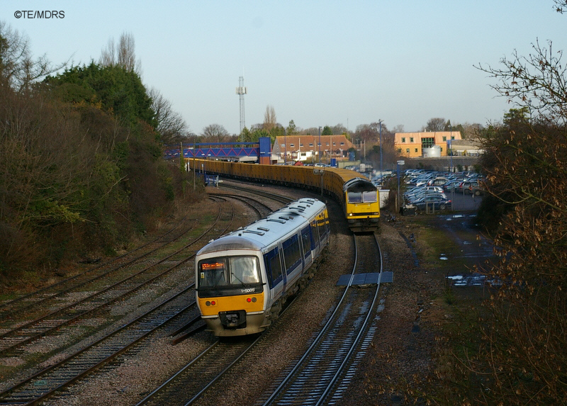Chiltern 165 DMU at Princes Risborough, passing 60060 with an empty 'binliner' train from Calvert, 25 November 2008 (Tim Edmonds)