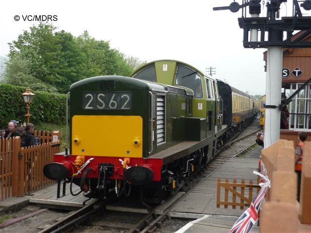 D8568 Enters Chinnor (Vincent Caldwell)