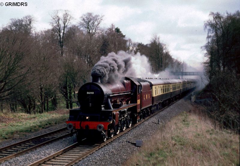 5690 passes Beaconsfield (Gordon Rippington)