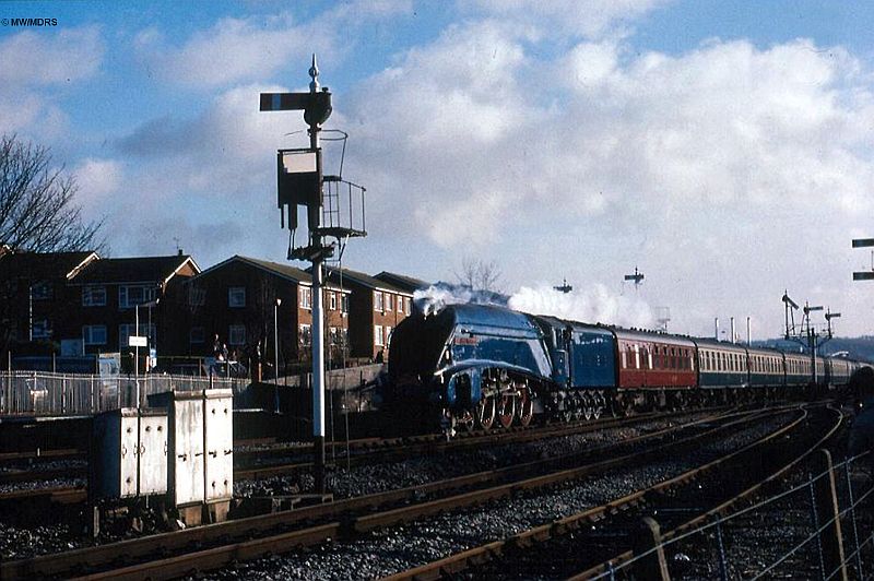 4498 passing High Wycombe (Mike Walker)