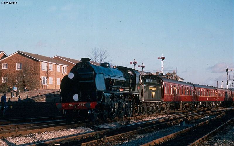 777 enters High Wycombe (Mike Walker)