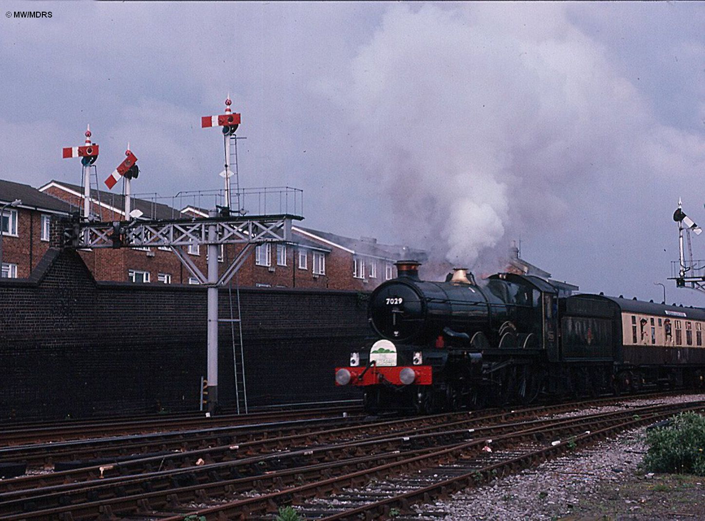 7029 passes High Wycombe (Mike Walker)