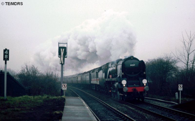 34027 passes Saunderton (Tim Edmonds)